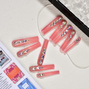 Bright pink diamonds embellish the gentle and gorgeous style